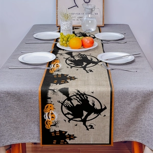 Dettaglio del runner da tavola di Halloween con stampa di strega e zucca su lino