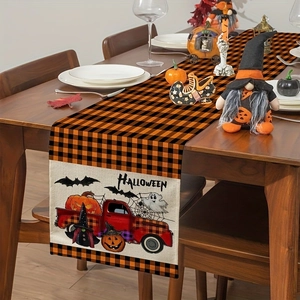 Dettaglio del runner da tavola di Halloween con quadri arancioni e stampa di gnomi