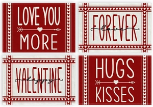 Détail de quatre sets de table en lin pour la Saint-Valentin avec motifs de cœurs