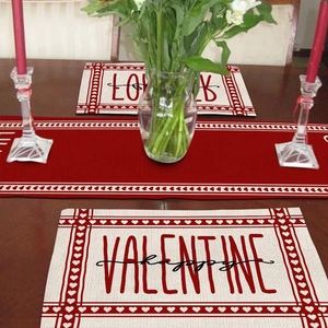 Gros plan du set de table de la Saint-Valentin avec motifs cœurs et texte LOVE