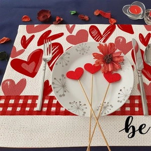 Détail du set de table en lin pour la Saint-Valentin avec cœurs rouges et motif carreaux