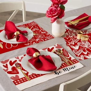 Détail du set de table de la Saint-Valentin avec texte be Mine et motif de roses