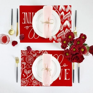 Détail des sets de table en lin rouge pour la Saint-Valentin avec motifs cœurs