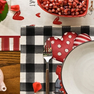 Set de table de la Saint-Valentin en lin avec carreaux et cœur rouge sur table