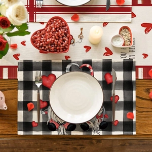 Set de table en lin à carreaux noir et blanc avec gnome et cœurs rouges décoratifs
