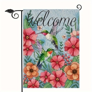Detail der Gartenflagge aus Leinen mit Kolibris und Blumen auf einem schwarzen Metallhaken