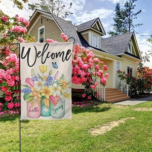 Gartenfahne aus Leinen mit Frühlingsblumen und Welcome-Schriftzug im Garten