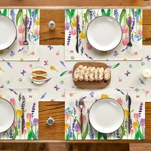 Set de table et chemin de table aux fleurs aquarelles sur une table en bois rustique
