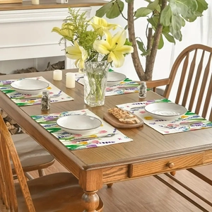 Lot de quatre sets de table aux motifs de tulipes et lavande sur une table en bois