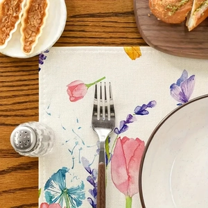 Set de table printanier avec fleurs à l'aquarelle et papillons sur table en bois