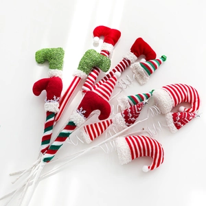 Jambes d'elfe de Noël et chapeau rayé en peluche pour décorations de fête et de jardin