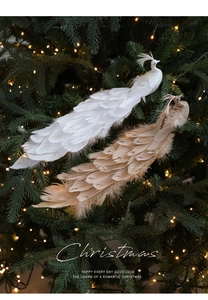 Dettaglio di pavoni decorativi con piume bianche e champagne e paillettes su albero di Natale