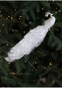 Dettaglio di un ornamento natalizio a forma di pavone bianco con piume e glitter dorati