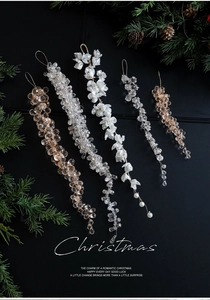 Détail de pendentifs raisins en cristal et perles pour décoration de sapin de Noël
