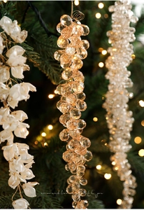 Détail macro de pendentifs et perles en cristal acrylique sur un sapin de Noël