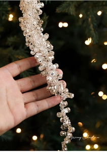 Détail d'un pendentif de raisin en cristal acrylique avec paillettes pour sapin de Noël