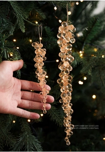 Détail de pendentifs glaçons en acrylique ambré pour la décoration du sapin de Noël