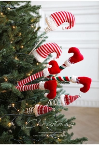 Detailopname van pluchen elfenbenen en mutsen voor feestelijke kerstdecoratie