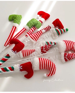 Detail van pluche kerstelfenlaarzen en muts decoratieprikkers met feestelijke pailletten