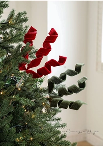 Dettaglio di plettri a spirale in velluto rosso e verde per addobbi dell'albero di Natale