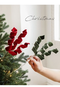 Dettaglio di spirali natalizie in velluto rosso e verde per albero e scatole regalo
