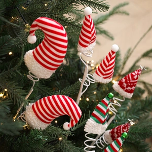 Kerstboom decoratie met mini pluche mutsen op witte metalen spiraalstangen