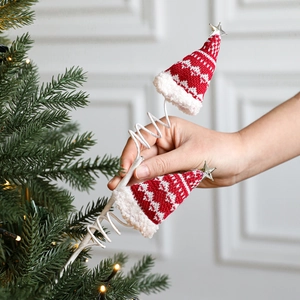 Twee gebreide kerstmutsen met spiraalveer, zilveren sterren en witte pluche rand