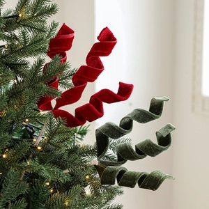 Rami natalizi a spirale in velluto rosso e verde oliva per decorare l'albero