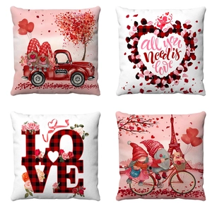 Detail von vier Valentinstag Kissenbezügen mit Zwergen und romantischen Motiven