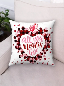 Detailansicht des herzförmigen Amors auf weichem Plüsch-Kissenbezug zum Valentinstag