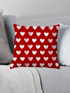 Dettaglio del cuscino di peluche rosso con motivo a cuore artistico sul divano