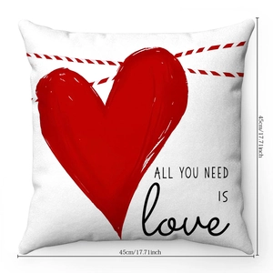 Dettaglio della fodera per cuscino 45cm con cuore rosso e stampa All you need is love