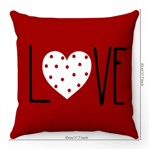 Dettaglio della federa in peluche rosso LOVE con etichetta delle dimensioni 45x45 cm