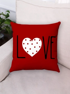 Dettaglio federa per cuscino rossa con scritta LOVE e cuore bianco a pois neri