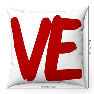 Détail de la taie d'oreiller peluche 45x45cm blanche avec lettrage VE rouge de la Saint-Valentin