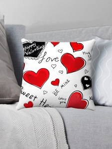 Détail d'une housse de coussin en peluche douce avec cœur rouge sur canapé gris