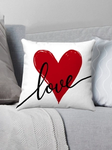 Détail d'une housse de coussin en peluche blanche avec cœur rouge et texte Love