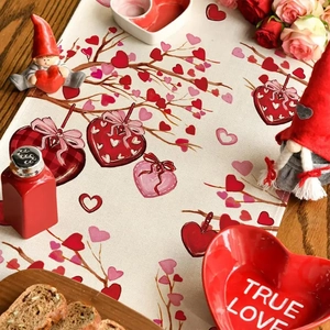 Détail d'un chemin de table en lin avec motif arbre à cœurs et gnome de Saint-Valentin