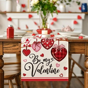 Chemin de table en lin Be my Valentine avec cœurs rouges pour déco de table romantique