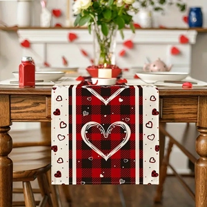 Détail du chemin de table à carreaux rouges et noirs avec motifs de coeurs blancs