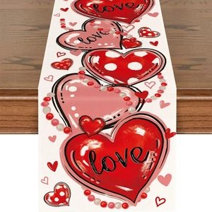 Détail du chemin de table en lin avec cœurs rouges et texte love sur bois foncé