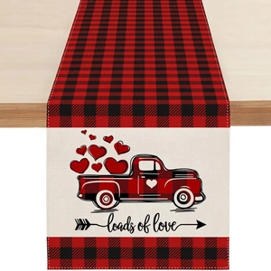 Détail d'un chemin de table à carreaux avec un camion rouge, des cœurs et texte loads of love