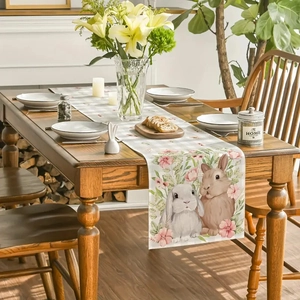 Chemin de table en lin avec lapins de dessin animé et fleurs sur table en bois sombre