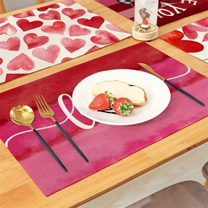 Dettaglio di una tovaglietta in lino per San Valentino con cuori rosa e scritte artistiche