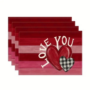 Dettaglio di quattro tovagliette in lino a righe con cuore, testo Love You e bordi cuciti