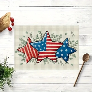 Détail du set de table Fête de l'Indépendance avec étoiles sur une table en bois blanc