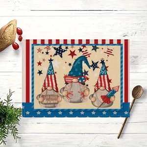 Détail du set de table gnomes patriotiques sur une table en bois pour le 4 juillet
