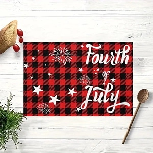 Détail de set de table à carreaux rouges et noirs avec motif Fourth of July et étoiles