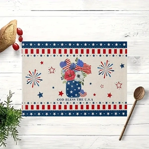 Gros plan d'un set de table patriotique avec texte God Bless The USA sur bois blanc