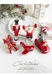 Primer plano de adornos de Cascanueces y Papá Noel en un escritorio decorado